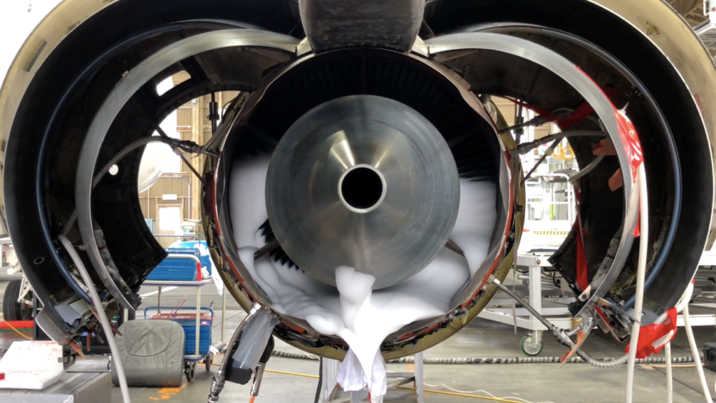 【JAL】世界初、リージョナルジェット機エンジンの洗浄方法として泡洗浄を導入～環境負荷低減のための取り組みを促進していきます～